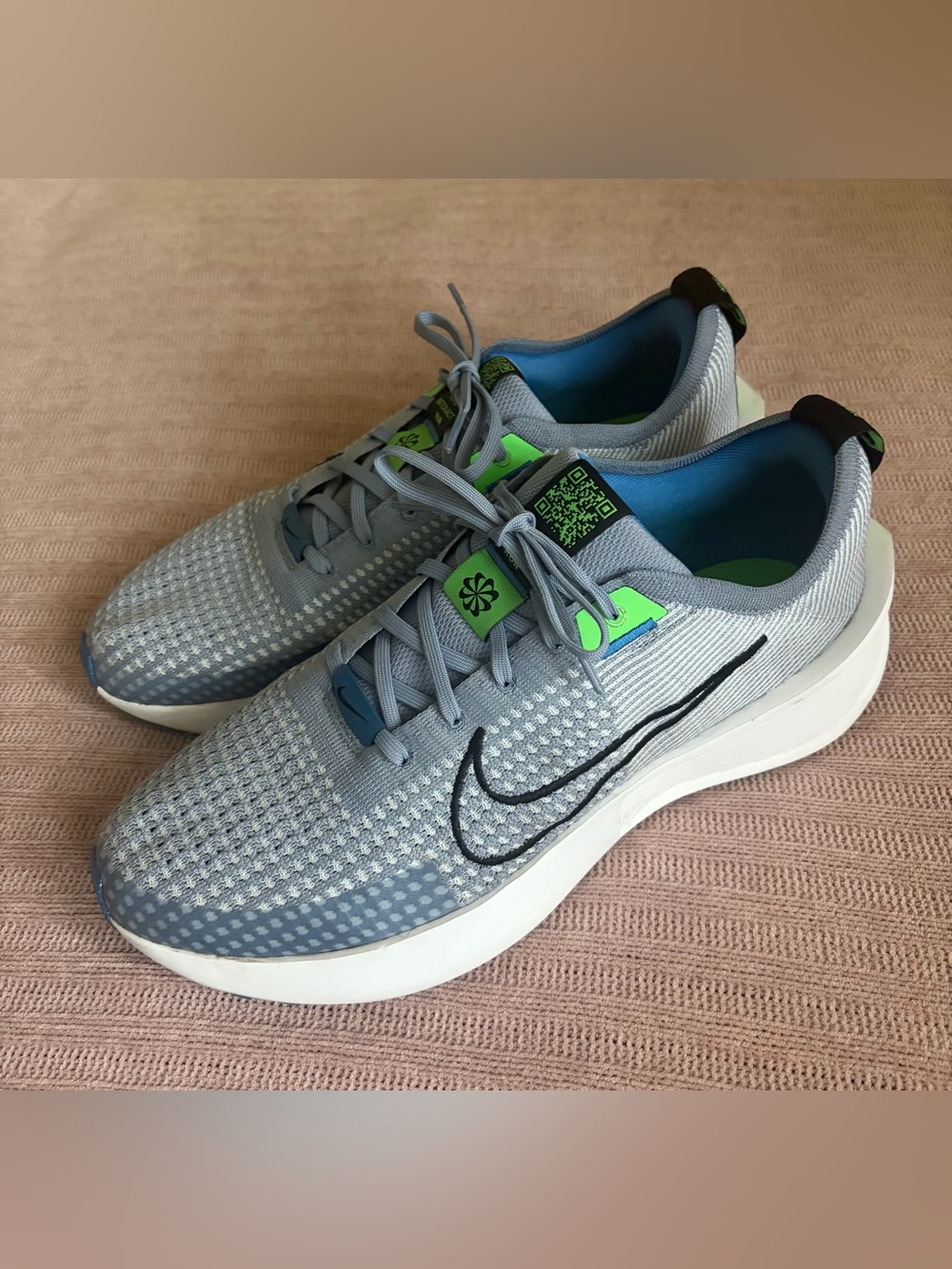 Nike Men’s Light Gray and Neon Green Knit Running Sneakers Sz 11.5